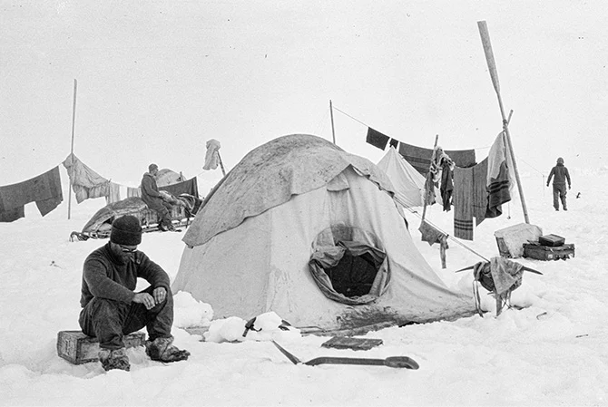 Shackleton's crew camping on ice